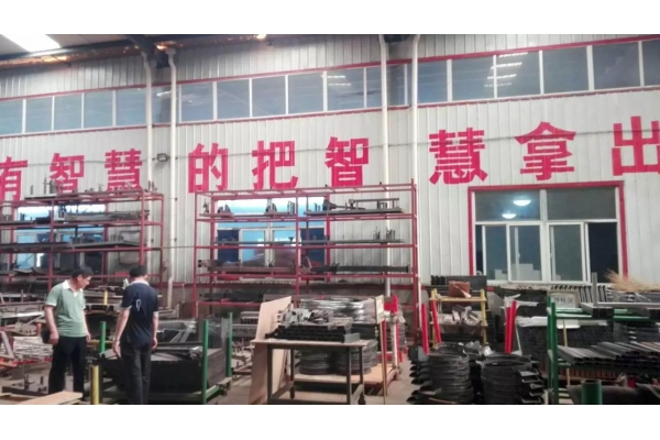 劉慶春總經(jīng)理和河北宏康體育用品李總共商企業(yè)發(fā)展戰(zhàn)略