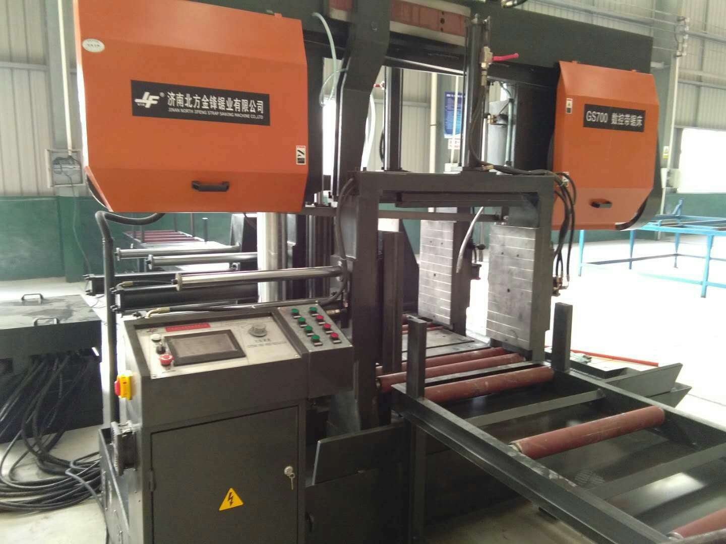 GS700大型長(zhǎng)料道數(shù)控帶鋸床